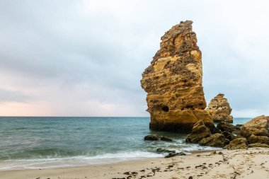 Portekiz 'in Atlantik Okyanusu' ndaki Algarve sahilindeki Kumlu Marinha Sahili 'ndeki Rocky uçurumları