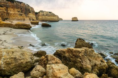 Portekiz 'in Atlantik Okyanusu' ndaki Algarve sahilindeki Kumlu Marinha Sahili 'ndeki Rocky uçurumları