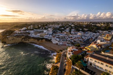 Carvoeiro, Portekiz 'in Algarve şehrinde popüler bir turist kasabası. Hava aracı görünümü