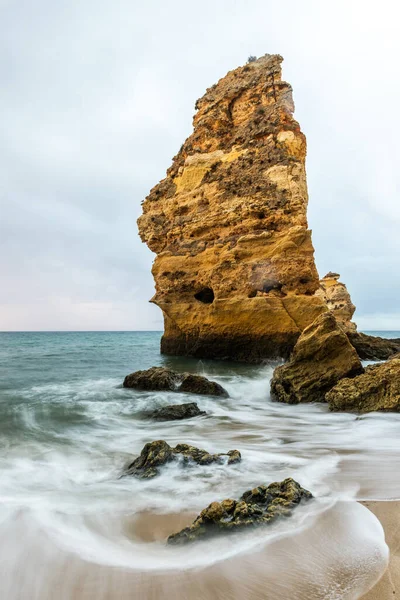 Скалы Роки Песчаном Пляже Маринья Побережье Алгарве Атлантическом Океане Португалии — стоковое фото
