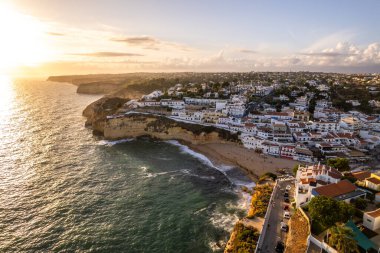 Carvoeiro, Portekiz 'in Algarve şehrinde popüler bir turist kasabası. Hava aracı görünümü