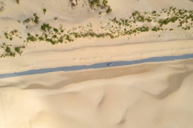 Duna de Valdevaqueros yolu (Valdevaqueros Dune) Tarifa, İspanya 'daki beyaz kum tepeleri.