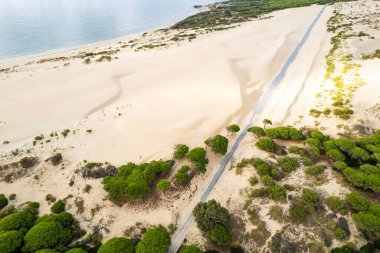 Duna de Valdevaqueros 'un (Valdevaqueros Dune) Tarifa, İspanya' daki beyaz kum tepelerinin insansız hava aracı görüntüsü.