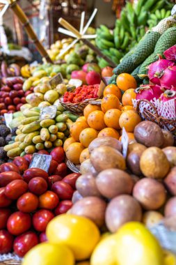 Portekiz 'deki Funchal Mercado dos Lavradores Madeira adasındaki ünlü pazarda taze egzotik meyveler.