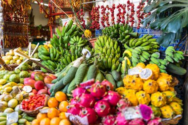 Portekiz 'deki Funchal Mercado dos Lavradores Madeira adasındaki ünlü pazarda taze egzotik meyveler.