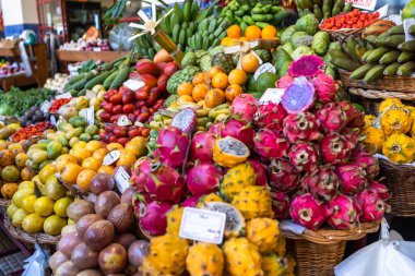 Portekiz 'deki Funchal Mercado dos Lavradores Madeira adasındaki ünlü pazarda taze egzotik meyveler.