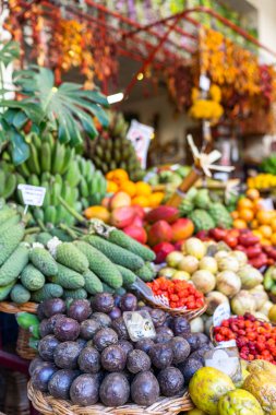 Portekiz 'deki Funchal Mercado dos Lavradores Madeira adasındaki ünlü pazarda taze egzotik meyveler.
