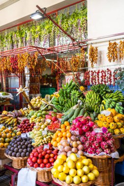 Portekiz 'deki Funchal Mercado dos Lavradores Madeira adasındaki ünlü pazarda taze egzotik meyveler.