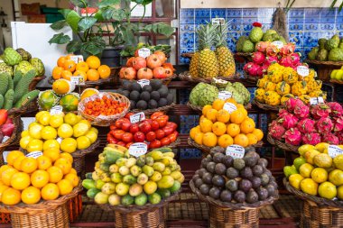 Portekiz 'deki Funchal Mercado dos Lavradores Madeira adasındaki ünlü pazarda taze egzotik meyveler.