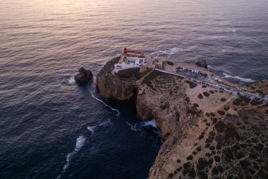 Saint Vincent Burnu ve Deniz feneri, Portekiz. Gün batımında hava aracı görüntüsü