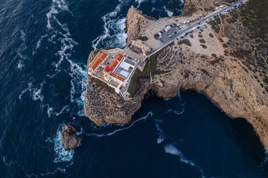 Saint Vincent Burnu ve Deniz feneri, Portekiz. Gün batımında hava aracı görüntüsü