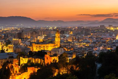 Malaga silueti, İspanya Katedrali, Belediye Binası ve alacakaranlıkta Malaga Kalesi ile şehir manzarası