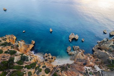 Portekiz, Algarve 'deki Praia do Camilo ya da Camilo Plajı. Yukarıdan aşağıya drone görünümü