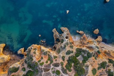 Portekiz, Algarve 'deki Praia do Camilo ya da Camilo Plajı. Yukarıdan aşağıya drone görünümü