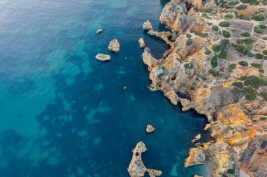 Ponta da Piedade, Algrave, Portekiz 'de. Gün doğumunda hava aracı görüntüsü