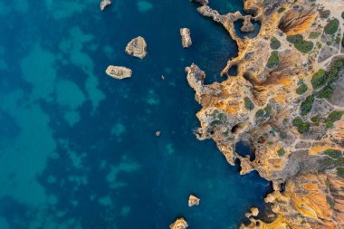 Ponta da Piedade, Algrave, Portekiz 'de. Gün doğumunda hava aracı görüntüsü