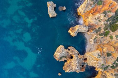 Ponta da Piedade, Algrave, Portekiz 'de. Gün doğumunda hava aracı görüntüsü