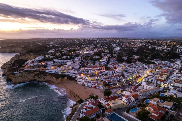 Akşam Algarve, Portekiz 'deki Carvoeiro' nun popüler turistik kasabasında. Hava aracı görünümü