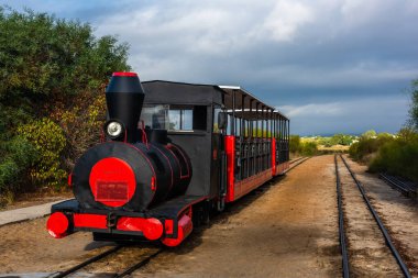Ziyaretçileri anakaradan Portekiz, Tavira yakınlarındaki Barril plajına taşıyan Retro treni.