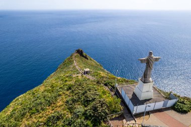 Funchal yakınlarındaki Garajau 'daki (Cristo Rei) Kral İsa Heykeli. Hava aracı görünümü
