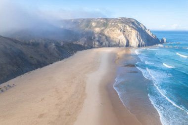Portekiz Atlantik kıyısındaki güzel doğal Cordoama plajının havadan görünüşü