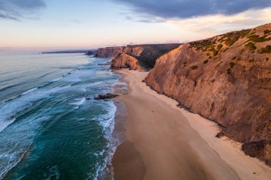Portekiz 'in Atlantik kıyısındaki Cordoama sahilinde güzel bir gün batımı manzarası.