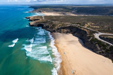 Portekiz 'de Algarve Sahili. Kumlu sahil ve Atlantik Okyanusu üzerindeki hava aracı görüntüsü.