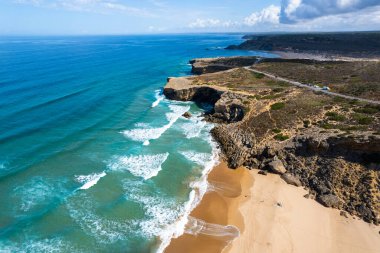 Portekiz 'de Algarve Sahili. Kumlu sahil ve Atlantik Okyanusu üzerindeki hava aracı görüntüsü.