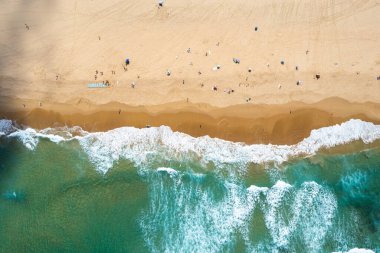 Portekiz 'de Algarve Sahili. Kumlu sahil ve Atlantik Okyanusu üzerindeki hava aracı görüntüsü.