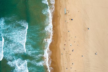 Portekiz 'de Algarve Sahili. Kumlu sahil ve Atlantik Okyanusu üzerindeki hava aracı görüntüsü.