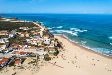 Portekiz 'de Algarve Sahili. Kumlu sahil ve Atlantik Okyanusu üzerindeki hava aracı görüntüsü.