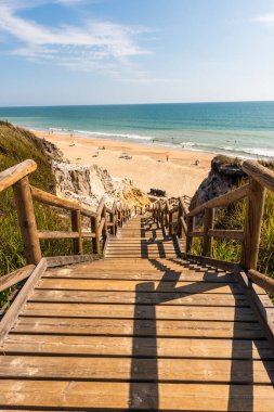 Praia da Falesia, Algarve, Portekiz 'deki çarpıcı uçurumlar ve kumlu plajlar