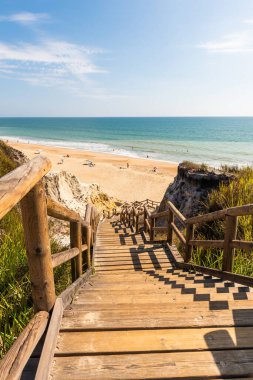 Praia da Falesia, Algarve, Portekiz 'deki çarpıcı uçurumlar ve kumlu plajlar
