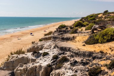 Praia da Falesia, Algarve, Portekiz 'deki çarpıcı uçurumlar ve kumlu plajlar