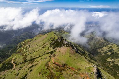 Madeira dağları bulutların tepesinde