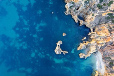 Ponta de Piedade üzerinde gün doğumu, sahil şeridindeki Algarve uçurumları. Hava aracı görünümü.
