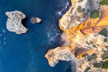 Ponta de Piedade üzerinde gün doğumu, sahil şeridindeki Algarve uçurumları. Hava aracı görünümü.