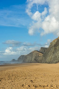 Portekiz 'deki Cordoama Sahili. Atlantik Okyanusu ve kayalık kayalıklar kumsalda