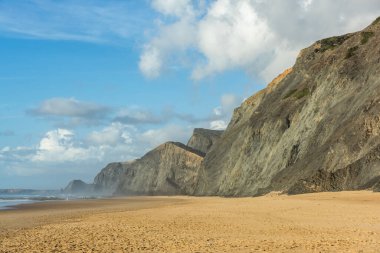 Portekiz 'deki Cordoama Sahili. Atlantik Okyanusu ve kayalık kayalıklar kumsalda
