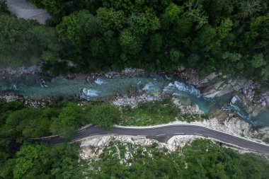 Slovenya 'nın Kobarid kenti yakınlarındaki Soca nehri üzerinde sisli bir güneş doğuyor.