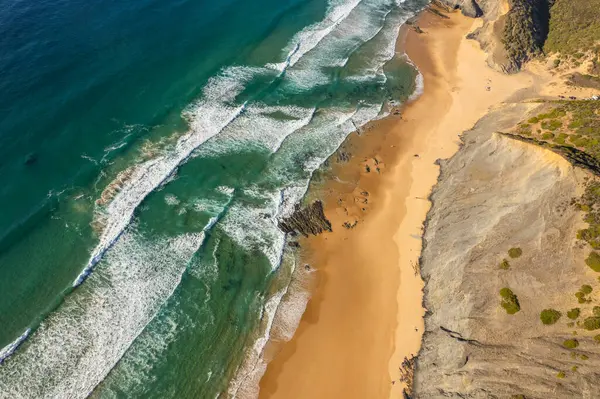 葡萄牙大西洋海岸美丽的天然科多马海滩的空中落水景观 — 图库照片
