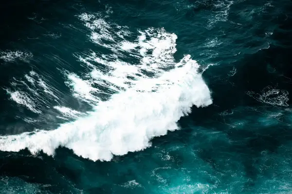 Vlny Oceánu Zřítily Shora Dolů Výhled Vzdušné Drony Bouře Moři — Stock fotografie