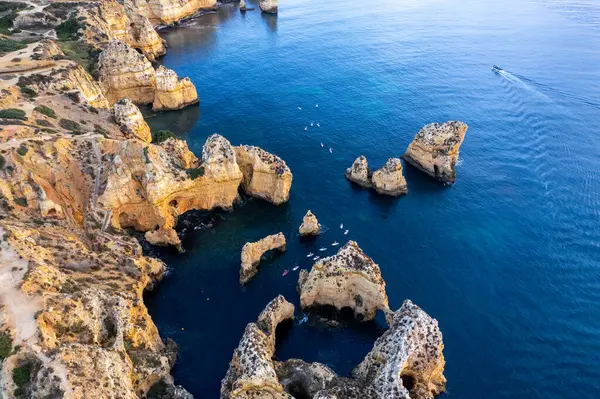 Ponta de Piedade üzerinde gün doğumu, sahil şeridindeki Algarve uçurumları. Hava aracı görünümü.