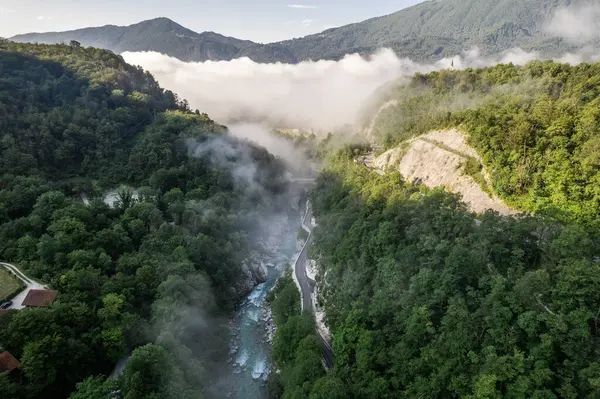 Slovenya 'nın Kobarid kenti yakınlarındaki Soca nehri üzerinde sisli bir güneş doğuyor.