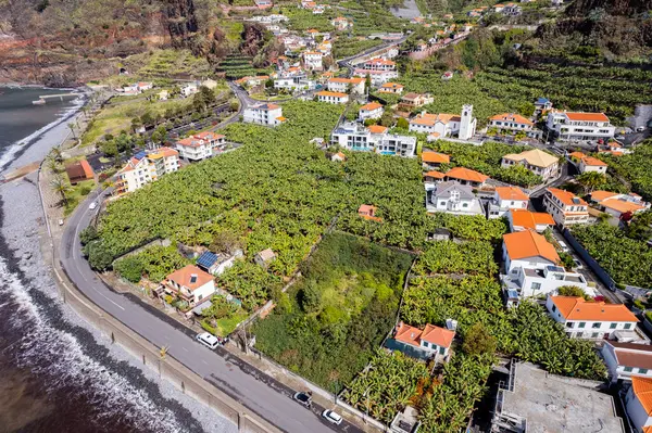 马德拉大西洋沿岸有香蕉种植园的小农场的空中景观 图库图片