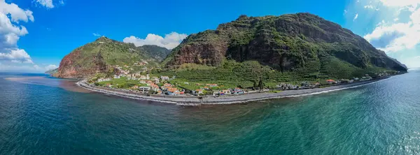 Madeira Atlantik Okyanusu Kıyısında Muz Çiftliği Olan Küçük Bir Çiftçi - Stok İmaj