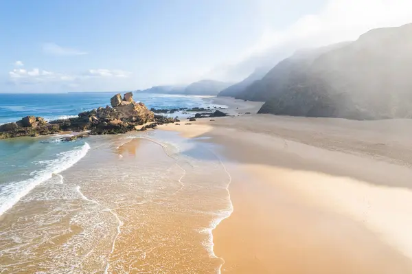 葡萄牙大西洋海岸美丽的天然科多马海滩的空中落水景观 图库照片