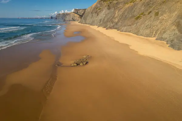 ポルトガル大西洋岸の美しい自然のコルダマビーチの空中ドロービュー ロイヤリティフリーのストック写真