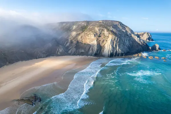葡萄牙科多马海滩的空中无人驾驶图像 有沙滩海岸 悬崖和海洋 图库照片