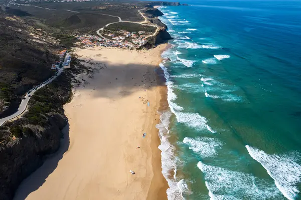 葡萄牙阿尔加夫海岸 空中无人驾驶飞机俯瞰沙滩和大西洋 免版税图库图片